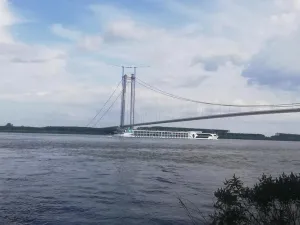 Din Podul „Golden Gate” de 500.000.000 € de la Brăila, reasfaltat de 5 ori, țâșnește apă - Foto: Facebook/Pod Suspendat Braila