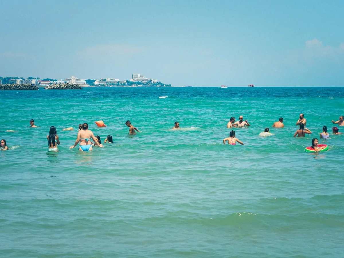 Au condus 10 ore, au plătit 1.000 lei cazarea, dar prima noapte au dormit-o pe șezlong pe plajă / Mangalia News