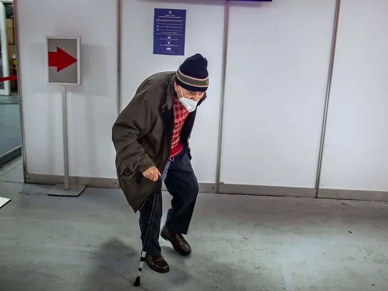 Petre Negut (91) arrives to receive the Pfizer-BioNTech COVID-19 vaccine at Romexpo in Bucharest, Romania Photo: Mugur VARZARIU/Getty Images/Newsweek