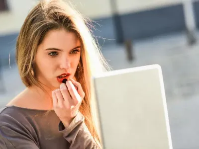 O femeie se gândește dacă să investească sau nu pe bursă - Foto: Freepik (imagine cu rol ilustrativ)