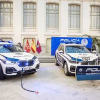 Poliția din Madrid a comandat 169 de BMW-uri, inclusiv un BMW X5 cu plug pentru deszăpezire. / Foto: BMW