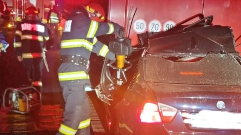 O tânără de 25 de ani a murit după ce a intrat BMW-ul sub un TIR. Voia să se sinucidă. / Foto: lugojinfo.ro