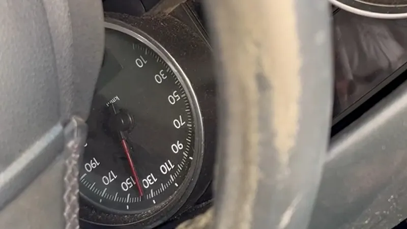 Ce a rămas dintr-o mașină care s-a înfipt cu 140 km/h într-un cap de pod. „Pilotul” a scăpat. / Foto: Info Trafic 24, Facebook
