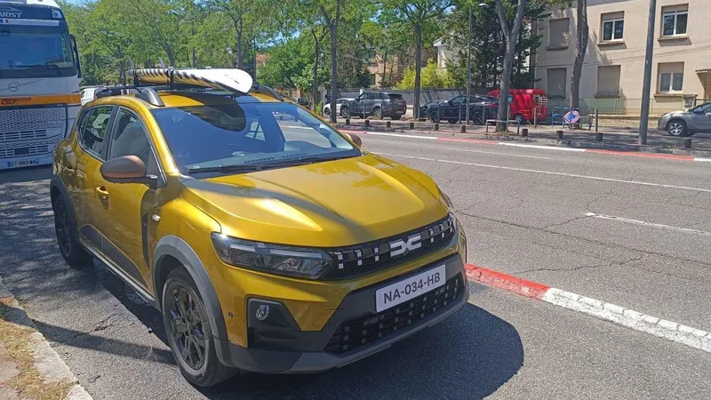 Primele imagini cu Dacia Sandero facelift: Design și elemente de Duster, motorizări hybrid - Foto: largus.fr