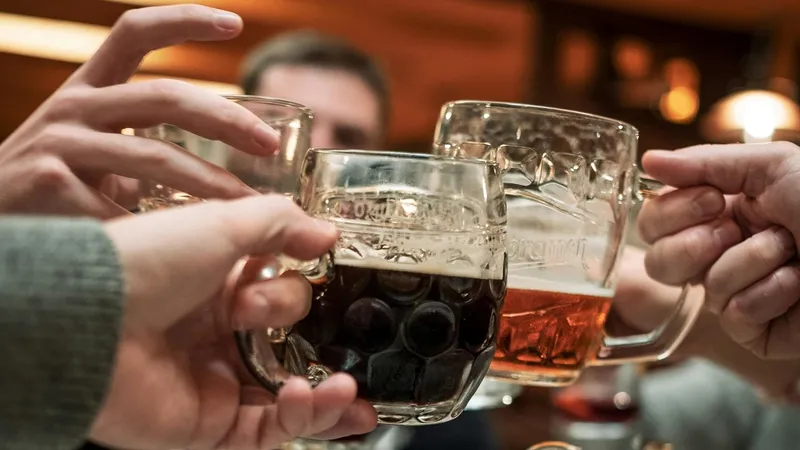 Ce tip de bere, blondă sau neagră, este mai benefică pentru organism - Foto: Pexels - cu rol ilustrativ