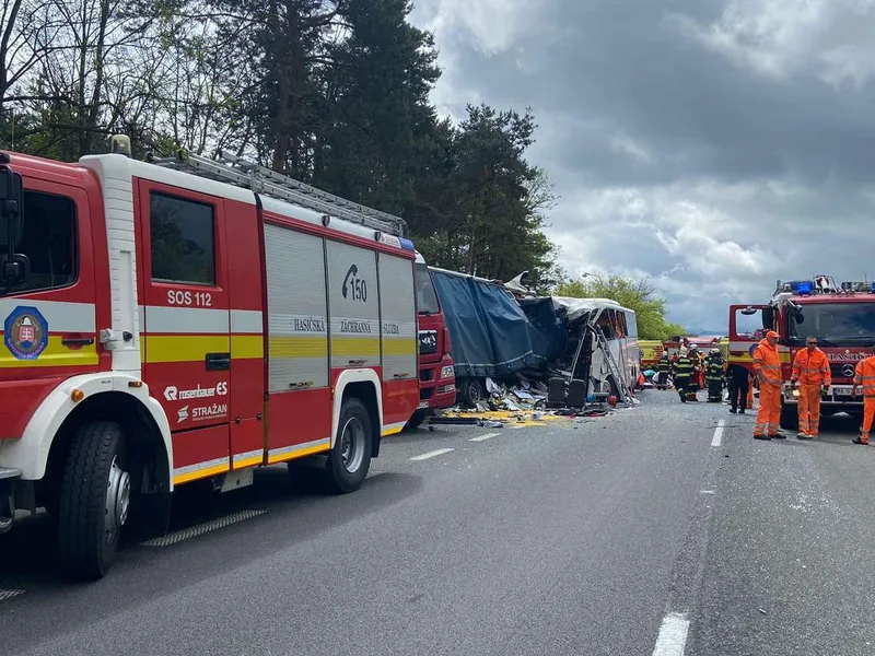 Un autocar s-a înfipt cu 100 km/h într-un TIR românesc oprit pe autostradă în Slovacia - Foto: Facebook/Hasičský a záchranný zbor