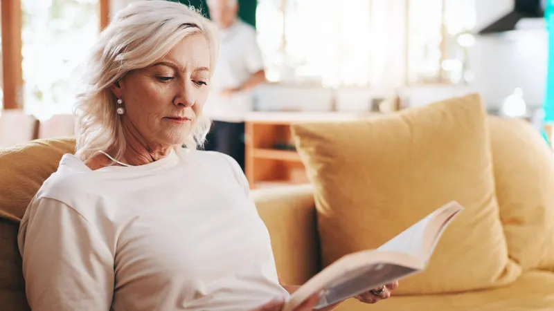 Pensionară îngrijorată de scăderea pensiilor - Foto: Freepik
