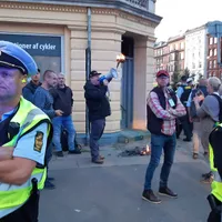 Extremistul Rasmus Paludan, un avocat danez care are şi naţionalitate suedeză, a dat foc sâmbătă unui exemplar din cartea sfântă a musulmanilor în faţa ambasadei Turciei din Stockholm - Foto: Wikimedia Commons/ FunkMonk