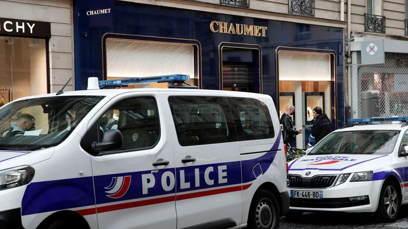 Jaf cu trotineta la o bijuterie Chaumet din Paris: doi suspecți, arestați cu mare parte din pradă. / Foto: reuters.com