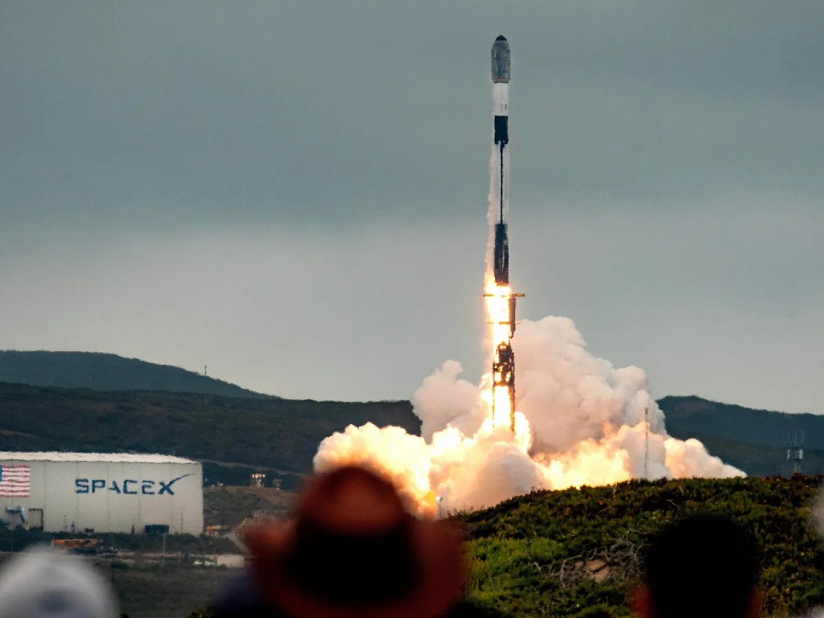 Racheta Space X sateliți