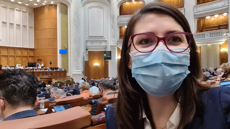Propunere USR la Cercetare: specialist în resurse umane. S-a ocupat de contul FB al partidului / FB