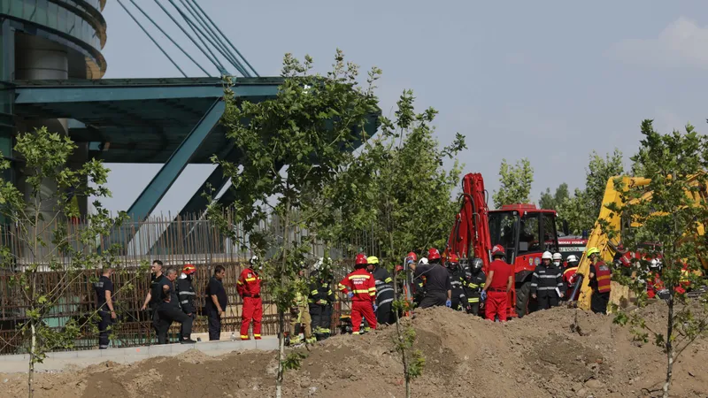 Mal de pământ, prăbuşit peste mai mulţi muncitori. / Foto: Inquam Photos / Octav Ganea