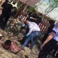 Captură foto de la bătaia aplicată de șeful Poliției Bolintin Vale unui bărbat încătușat