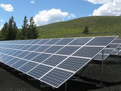 Panouri fotovoltaice instalate pentru producerea energiei solare, o soluție tot mai căutată de români pentru reducerea facturilor la electricitate. Foto: Pixabay