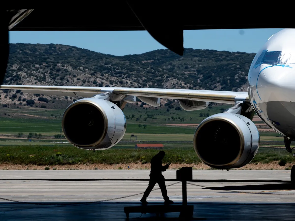 Războiul din Orientul Mijlociu și criza petrolului: Companiile aeriene își parchează avioanele ca în pandemie