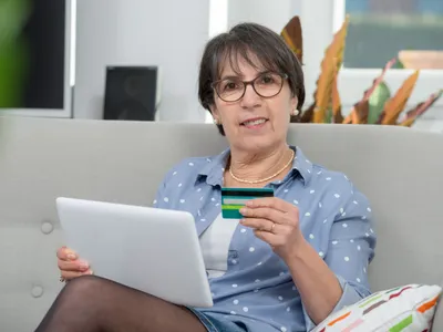 Pensie pe card - Foto: Freepik