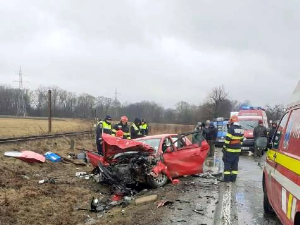 Accident deosebit de grav cu 4  victime la ieșirea din Rădăuți.3 dintre victime au rămas încarcerate - Foto: ISU Suceava