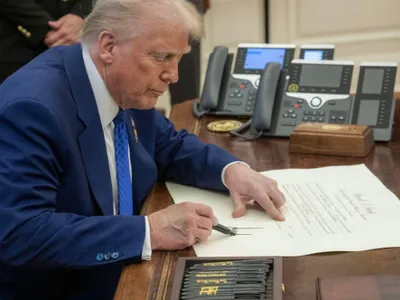 N-a glumit! Trump a semnat documentele și a oprit 