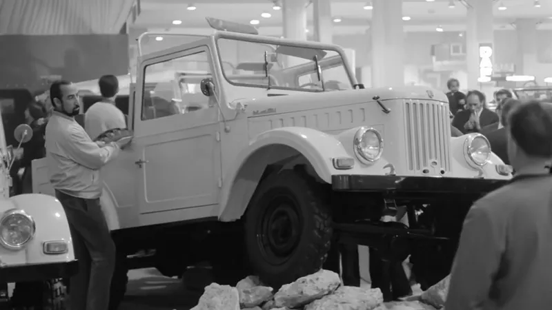 Aro M461 facelift, prezentat la Salonul de la Paris din 1971, alături de cele mai tari mașini. - Foto: captură video/Facebook