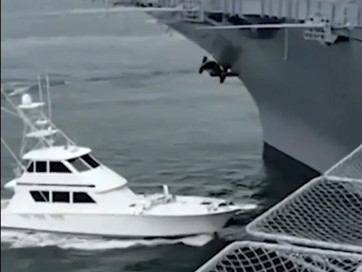 Momentul în care un iaht lovește portavionul muzeu USS Midway - Foto: X/ @FoxNews - Captură foto