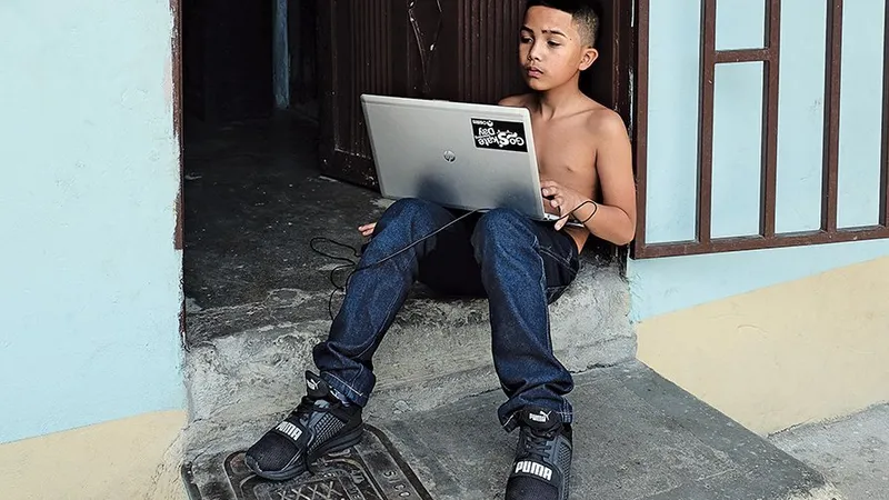 Un băiat din Medellín cu laptopul