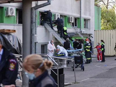 Incendiu la un spital din Târgu Jiu. Un lift a luat foc, zeci de pacienţi şi angajaţi, evacuați/FOTO: Inquam Photos / Costin Dinca