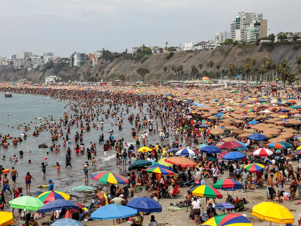 Peru/ Lima închide una dintre plajele sale emblematice din cauza poluării