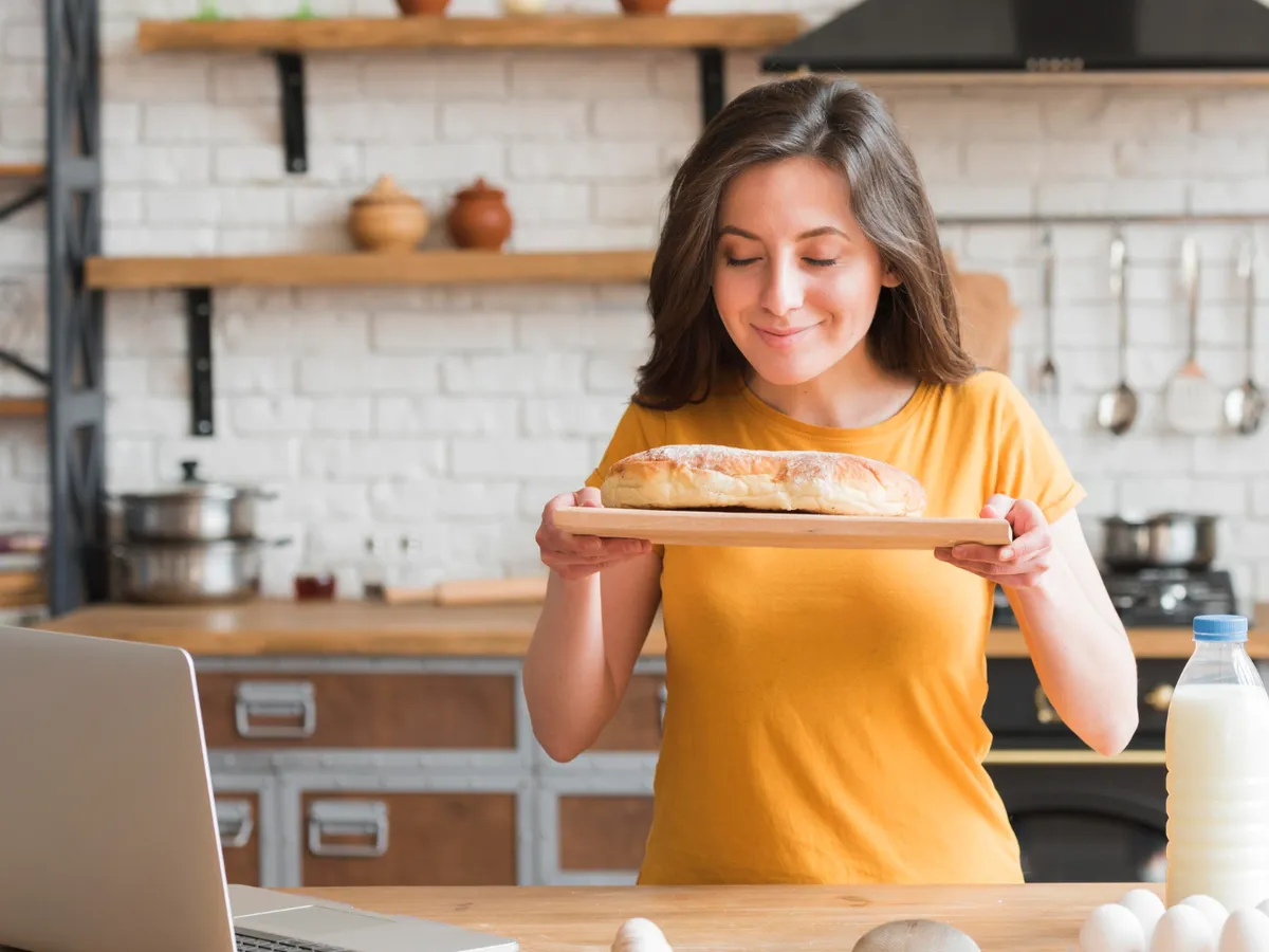 Femeie care a copt o pâine - Foto: Freepik (Imagine cu rol ilustrativ)