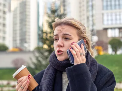 O femeie vorbește la telefon - Foto: Freepik (rol ilustrativ)