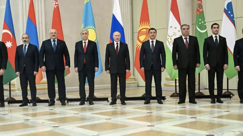 Putin oferă opt „inelele de putere ale lui Sauron” liderilor CSI. Al nouălea l-a păstrat - FOTO: Twitter/DanielleFong