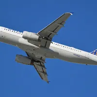 Unui avion Airbus A320 au început să-i cadă piese din motor la decolare. A reușit să se întoarcă - Foto: X/AviationSource