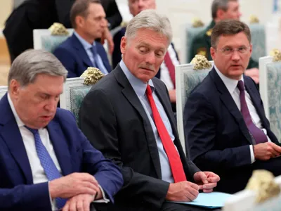 De la stânga la dreapta: consilierul prezidențial rus Iuri Ușakov, purtătorul de cuvânt al Kremlinului, Dmitri Peskov, și viceprim-ministrul Alexander Novak - Foto: Profimedia Images