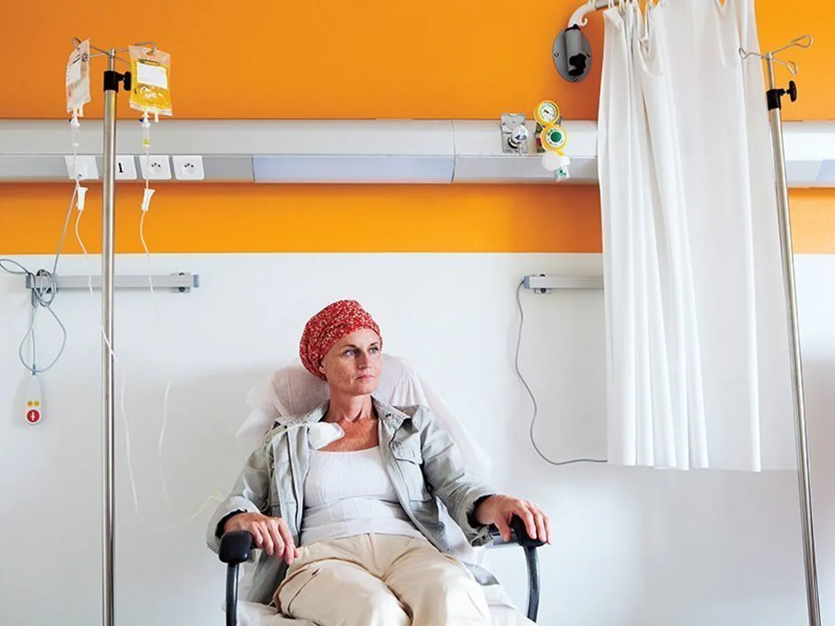 Un pacient cu cancer; un prim-plan al celulelor canceroase înglobat în țesutul pulmonar