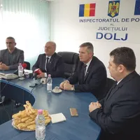 PROTECȚIE  Constantin Nicolescu (cel cu  microfoanele în față), șeful  Poliției doljene, l-ar proteja pe  agentul Dorin Petcu de rigorile  legii penale