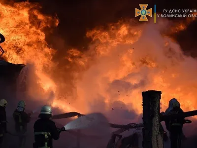FOTO Rușii au bombardat un depozit mare de petrol din Ucraina. Incendiul este uriaș/FOTO: Twitter/Nexta