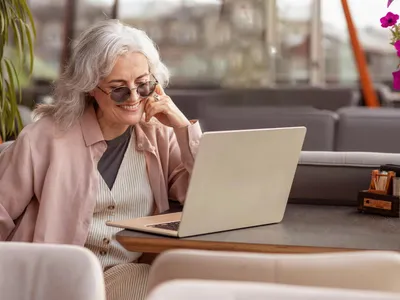 Pensionară citește despre pensie - Foto: Freepik