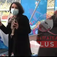 Un panou a căzut pe un reporter în timpul unui live și a dărâmat Trofeul EURO 2020 aflat la București Foto: captură Youtube Realitatea Plus