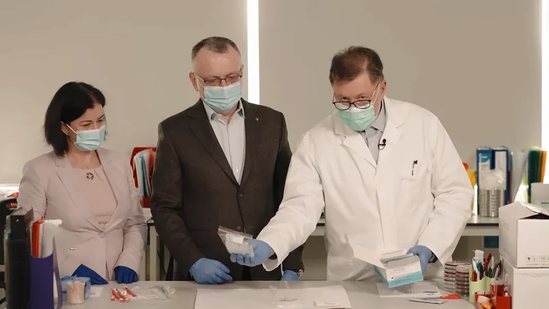 VIDEO Rafila și Cîmpeanu demonstrează cum se realizează un test de salivă la copii