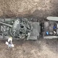 O dronă ucraineană a aruncat două bombe exact prin trapa deschisă a unui tanc rusesc T-80BV - FOTO: Twitter/Osinttechnical