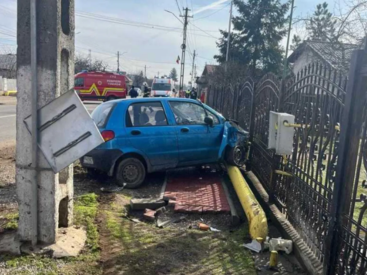 Patru case au fost evacuate în Prahova, după ce un autoturism a derapat şi a rupt o ţeavă de gaz - Foto: News.ro