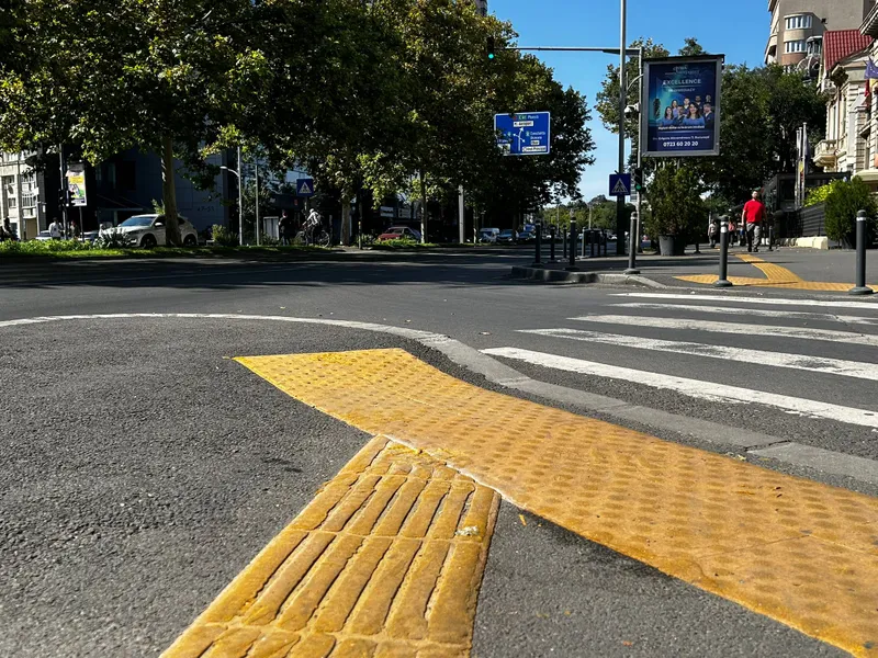 Primăria Municipiului București, prin Administrația Străzilor, a instalat marcaje tactile pentru nevăzători pe trotuarele bulervardului Lascăr Catagiu - Foto: Newsweek