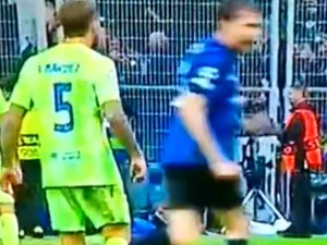 Riscă să fie suspendat de UEFA, după gestul mizerabil din Inter - Barcelona! Imaginile fac înconjurul lumii