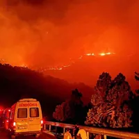 Mii de turiști au fost evacuați din calea flăcărilor. FOTO: Facebook