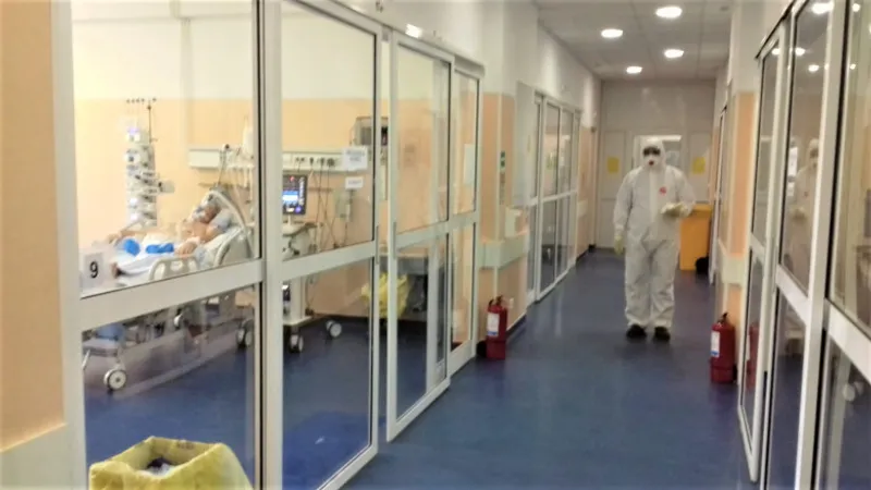 Medic: Familiile celor de la ATI, nevaccinați, caută disperați „pile”. Acum cred în noi? / Foto: digi24.ro