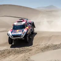 Stéphane Peterhansel şi navigatorul David Castera, aflaţi în cockpitul unui Mini JCW Buggy.