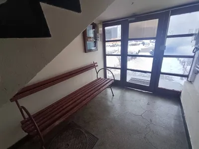 Bancă în scara blocului - Foto: FB / Asociații de Proprietari România