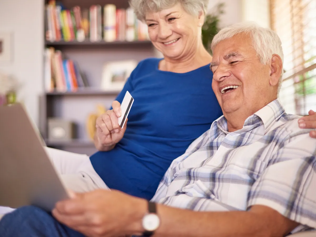 Pensionari verificând pensia pe card - Foto: Freepik