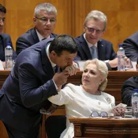 Bădălău sărutând mâini în fostul guvern Dăncilă - Foto: INQUAM PHOTO, Octav Ganea