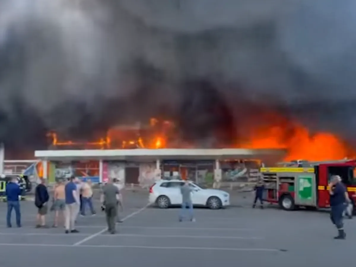 Cel puțin 16 morți și peste 59 de răniți în atacul rusesc asupra centrului comercial din Kremenciuk/FOTO: Captura video