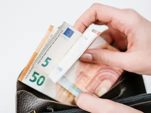 Când poate începe BNR să tipărească bancnotele euro? Care este scopul? - Foto: Pexels/cottonbro studio